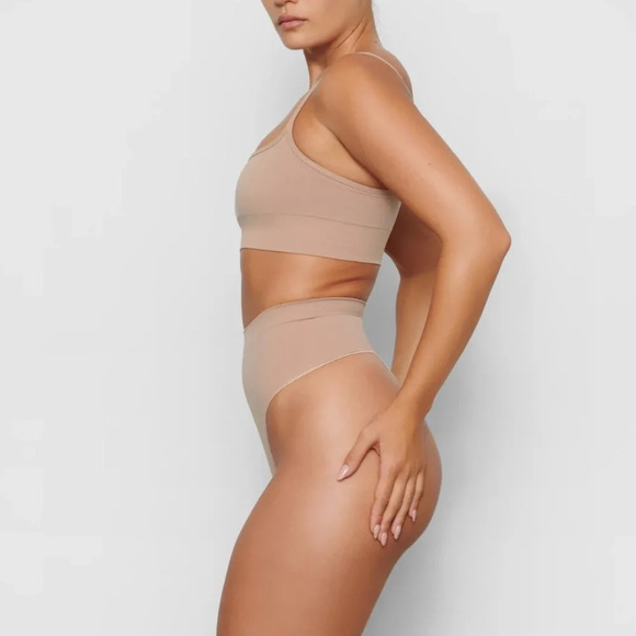 NEW Skims Seamless Sculpt Mid Waist Thong Clay Size M - Picture 4 of 8